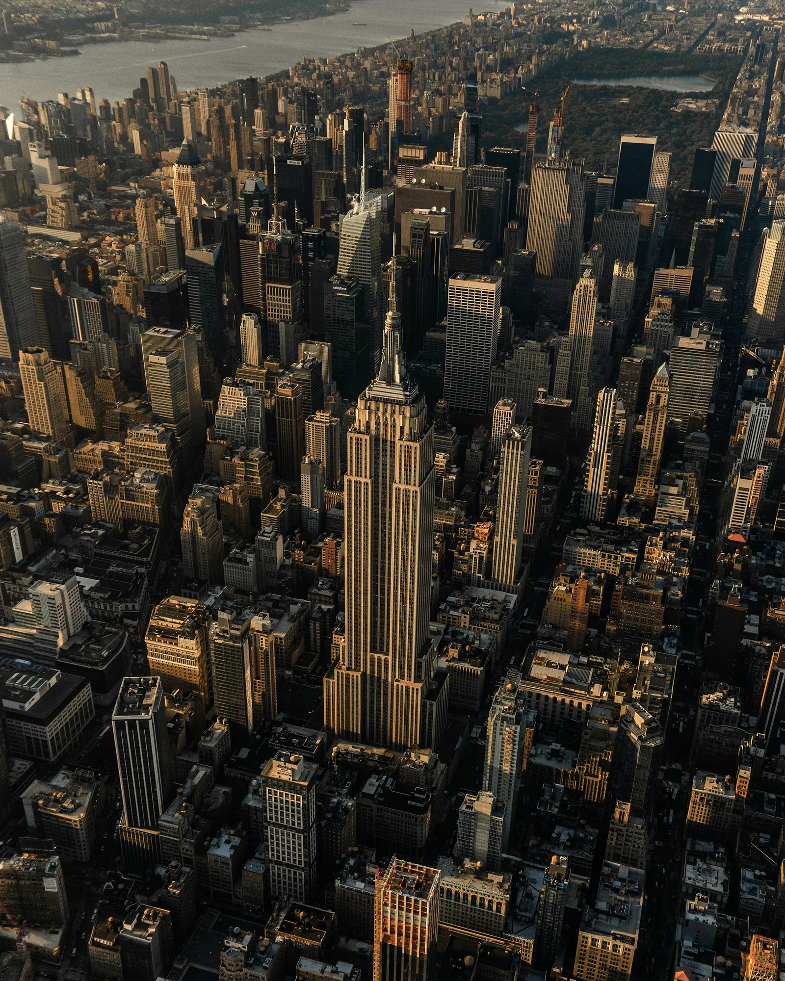 DeepBox Nowy Jork — trójwymiarowa panorama Manhattanu w czarnej ramce, ujęcie pod kątem
